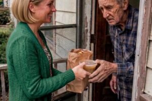 I Spent Years Cooking Dinner for the Loneliest, Meanest 80-Year-Old Man on My Street – As He Passed Away, His Will Left Me and His 3 Children Speechless