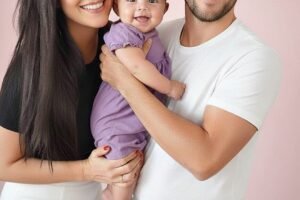 Young couple put daughter inside the fir…