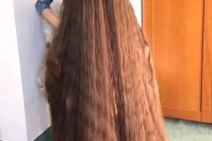 -Woman cuts her hair for the first time