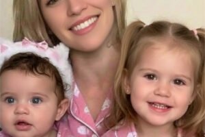 Young woman puts both daughters inside the ..