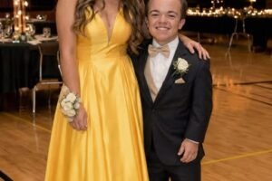 Everyone in Class Laughed at My Boyfriend Because of His Height – But at Graduation, Our Teacher Invited Us on Stage and Said Words That Left Everyone Speechless