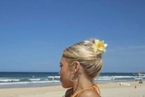 A mom’s bikini on the beach is causing outrage, try not gasp when you see it – check comments 😲👇🏻