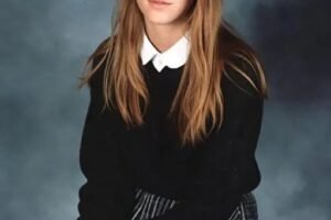 MY TEEN DAUGHTER VANISHED! Named Amber, 13, reddish hair, freckles. Missing for a week. Guys this is the hardest thing a parent can experience. No, she’s not the type to run away. I know every parent says that, but it’s true. I know my daughter. Thinking something bad happened to her… Gosh, just unbearable. The police just shrugged, totally helpless. To be honest they did their part. But then all of a sudden, just crying outside I saw a homeless woman with AMBER’S BACKPACK! I knew it was hers! I stopped her and I offered money until she gave it to me. I asked her around about the bag and she told me what she knew. Which wasn’t enough. The bag was empty. Completely empty. My heart sank. I threw it down in despair and cried. That’s when a note fell out. I picked it up and read it. There were only two words, just two. Next thing… ⬇️ (The continuation, and the full story are below in the first comment)