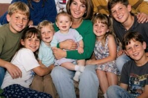 I Raised My Fiancé’s 10 Children After He Left Us – 30 Years Later, His Attorney Appeared at My Door and Said, ‘He Asked Me to Deliver This Envelope Today’