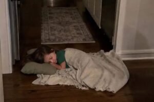 I Came Home from a Work Trip to Find My Daughter Sleeping in the Kitchen – When I Opened Her Childhood Bedroom, I Went Pale