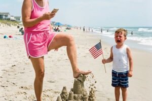 Lifeguard Delivers Golden Box After Entitled Woman Ruins A Beautiful Sandcastle