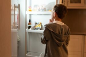 “My Dad Asked Why the Fridge Was Empty — Then My Husband Said One Sentence That Changed Everything”