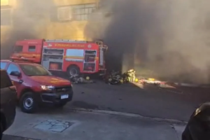 Explosion Slams Into Firefighters Battling Supermarket Blaze – Caught on Camera